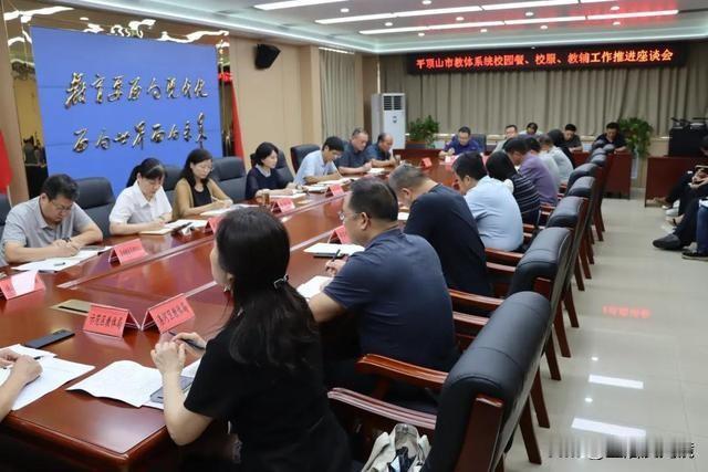 河南平顶山有学校怕出事担责任停办了食堂，老师们却并不反对，听听老师们的说法：
