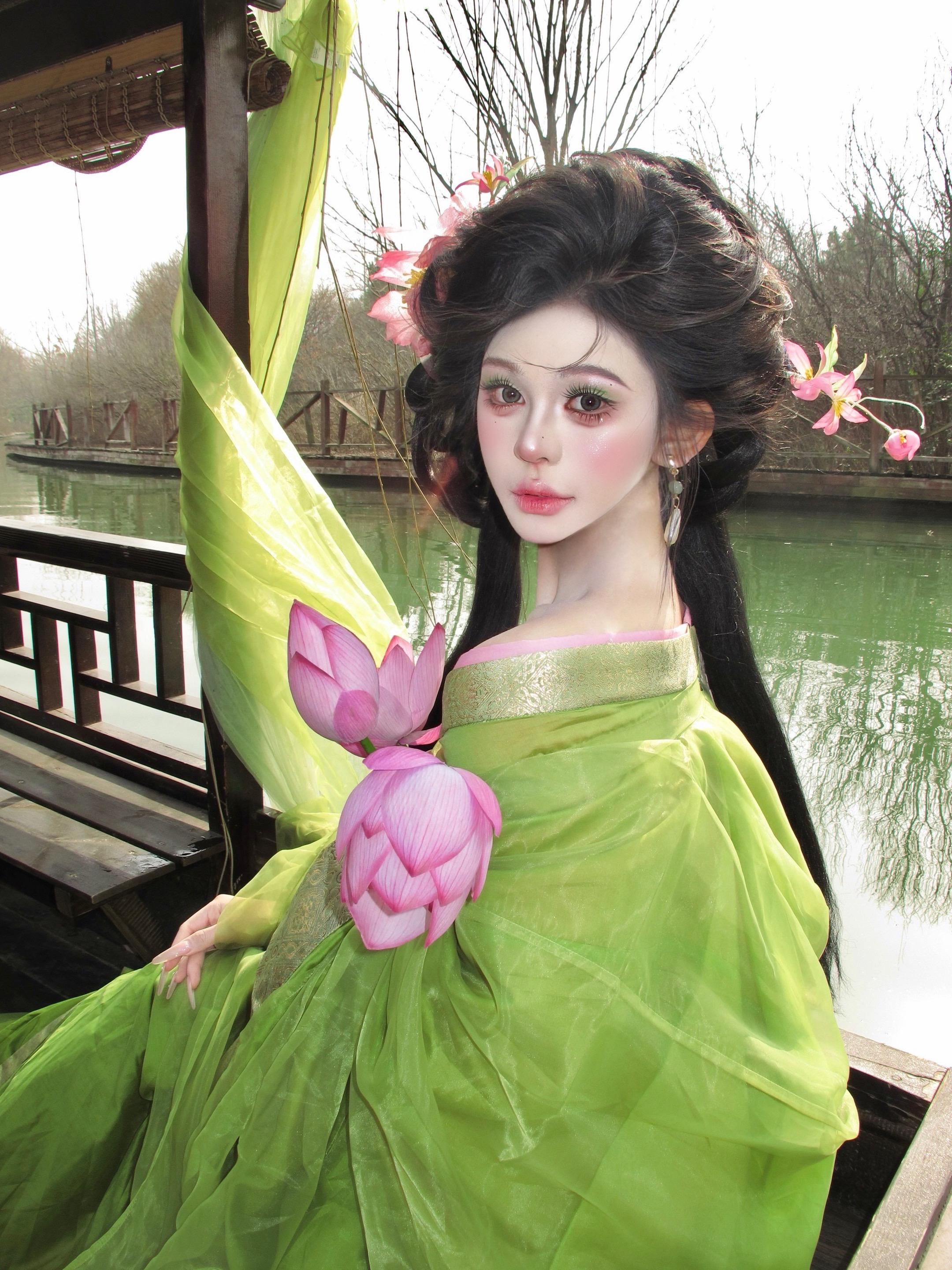 春暖花开    谁在梳妆。