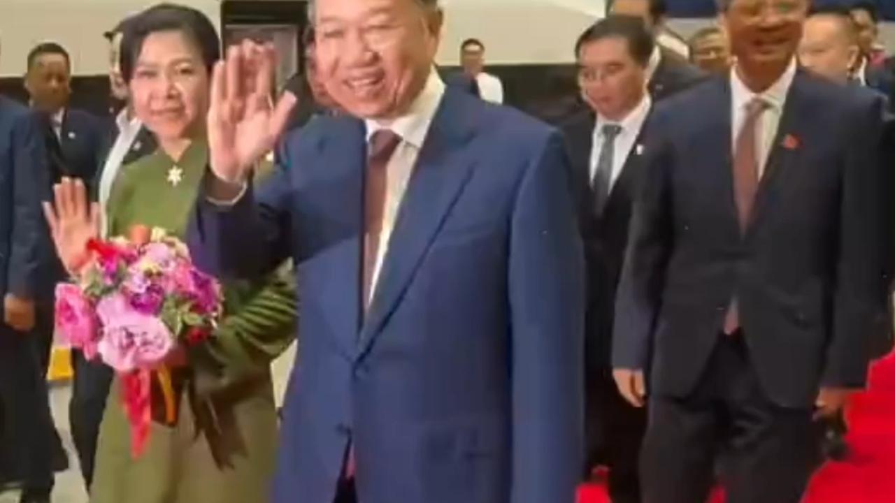 ＃如何看待广西民众唱山歌迎接苏林抵达南宁＃
    广西民众唱山歌迎接苏林抵达南