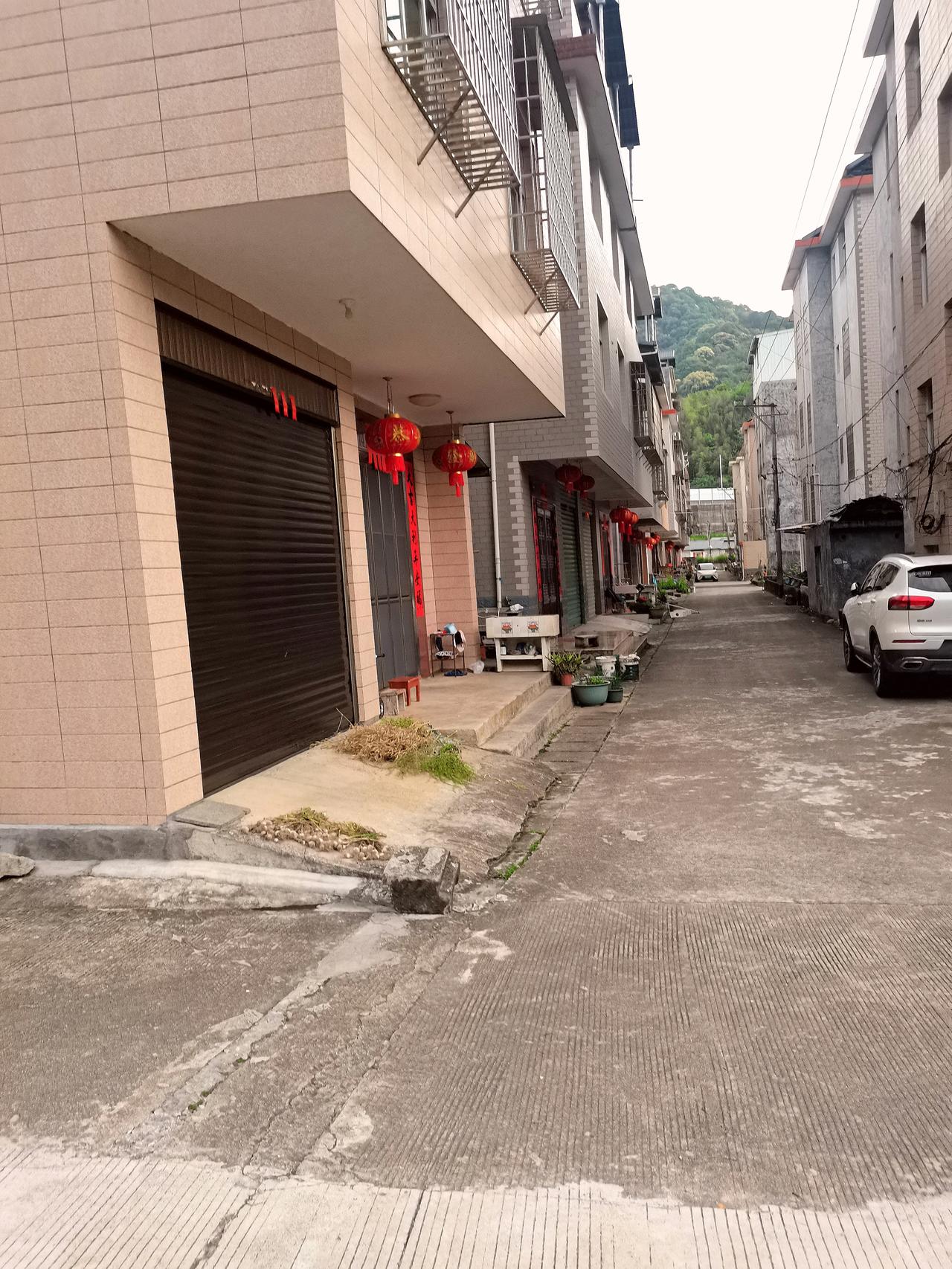 《七律～小官之家》

逢春故里一枝花，
汉陌仙楼是我家；
尽日微官三尺巷，
烟台