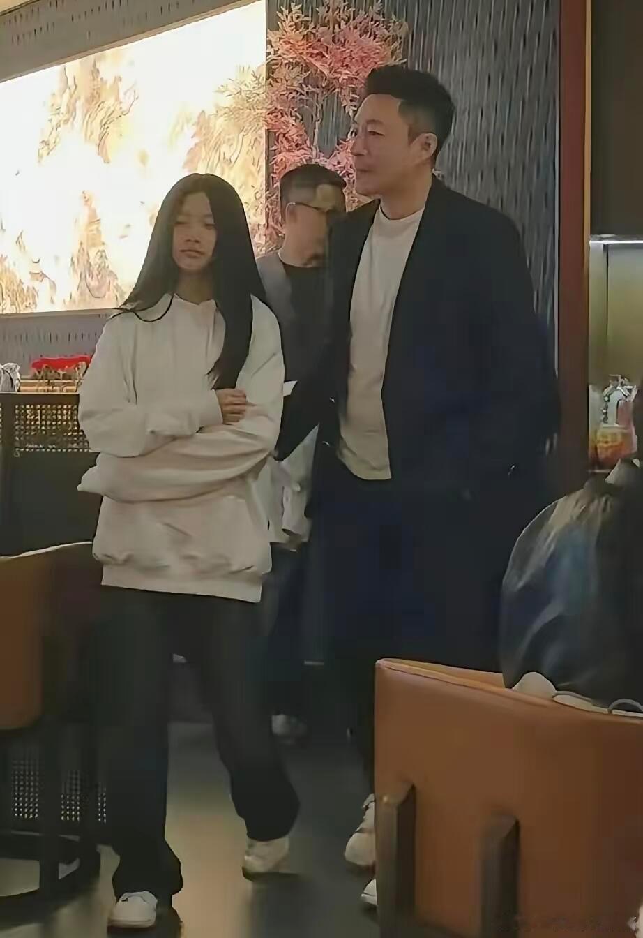 小S哭喊好想大S此时自称最爱大S的汪小菲带着两个孩子和已经怀孕的新妻子在广州游玩