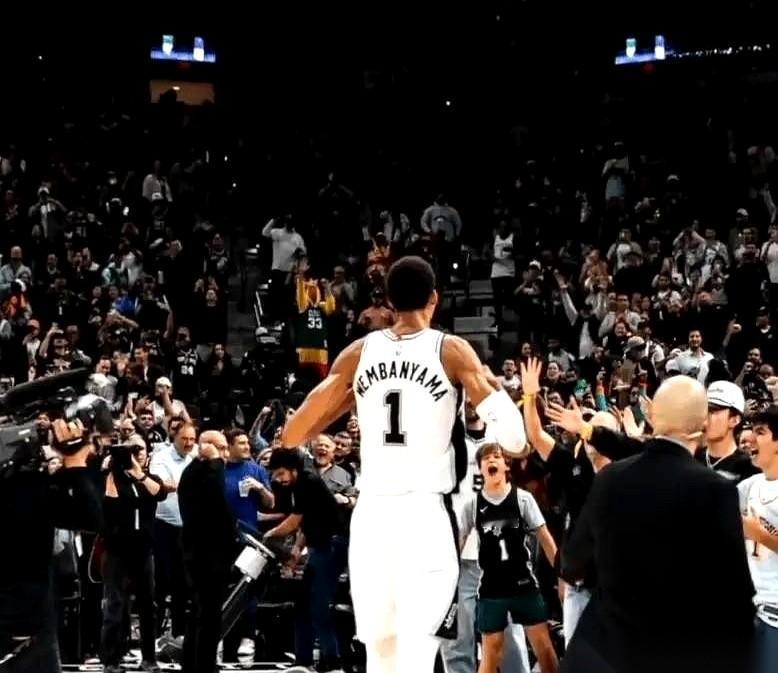 所有人都搞错了，防文班亚马这个怪物，根本不能用大中锋。
你比他高？比他快？都没有