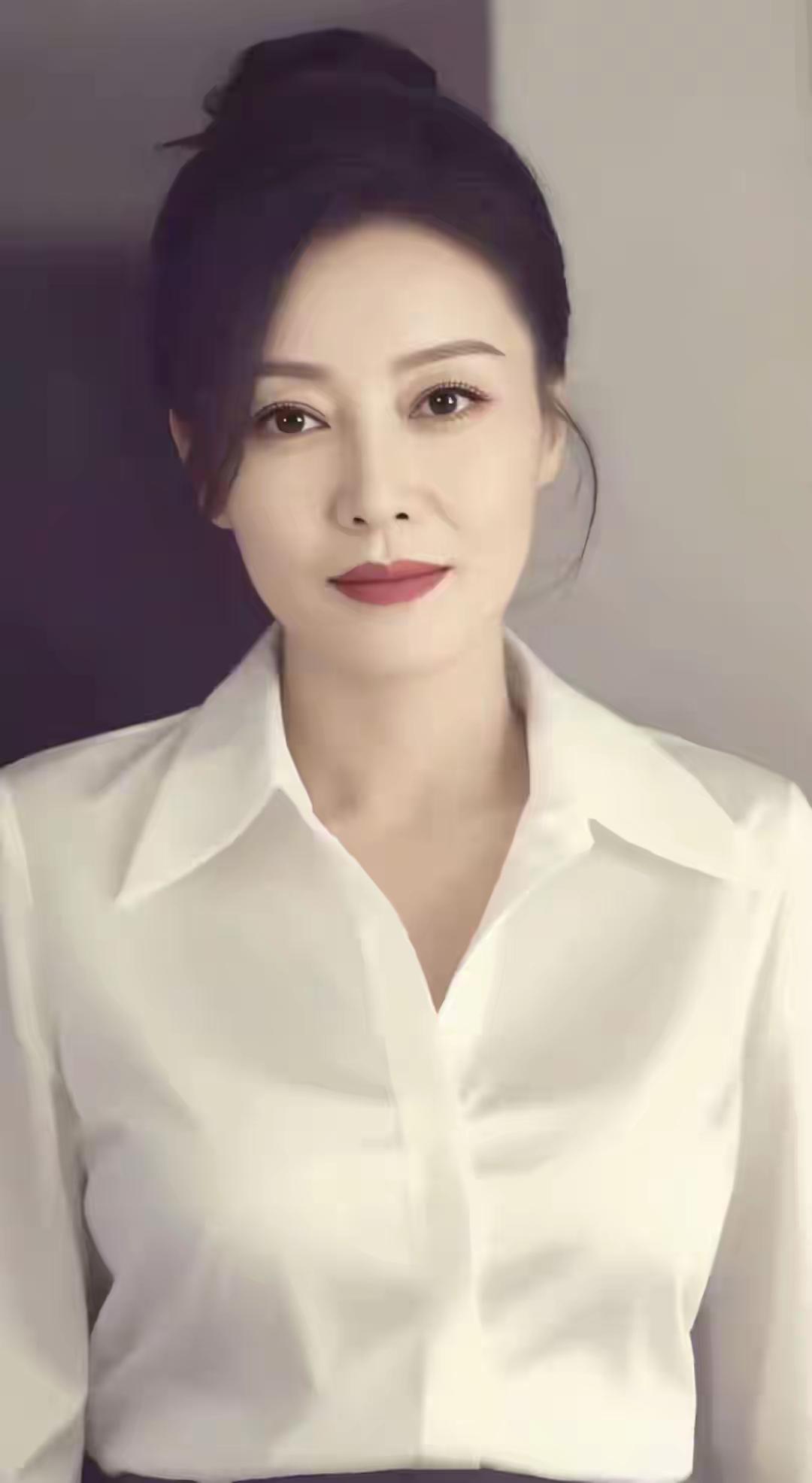 55岁的职场女性
没有老公没有家庭没有孩子
你们觉的亏不亏