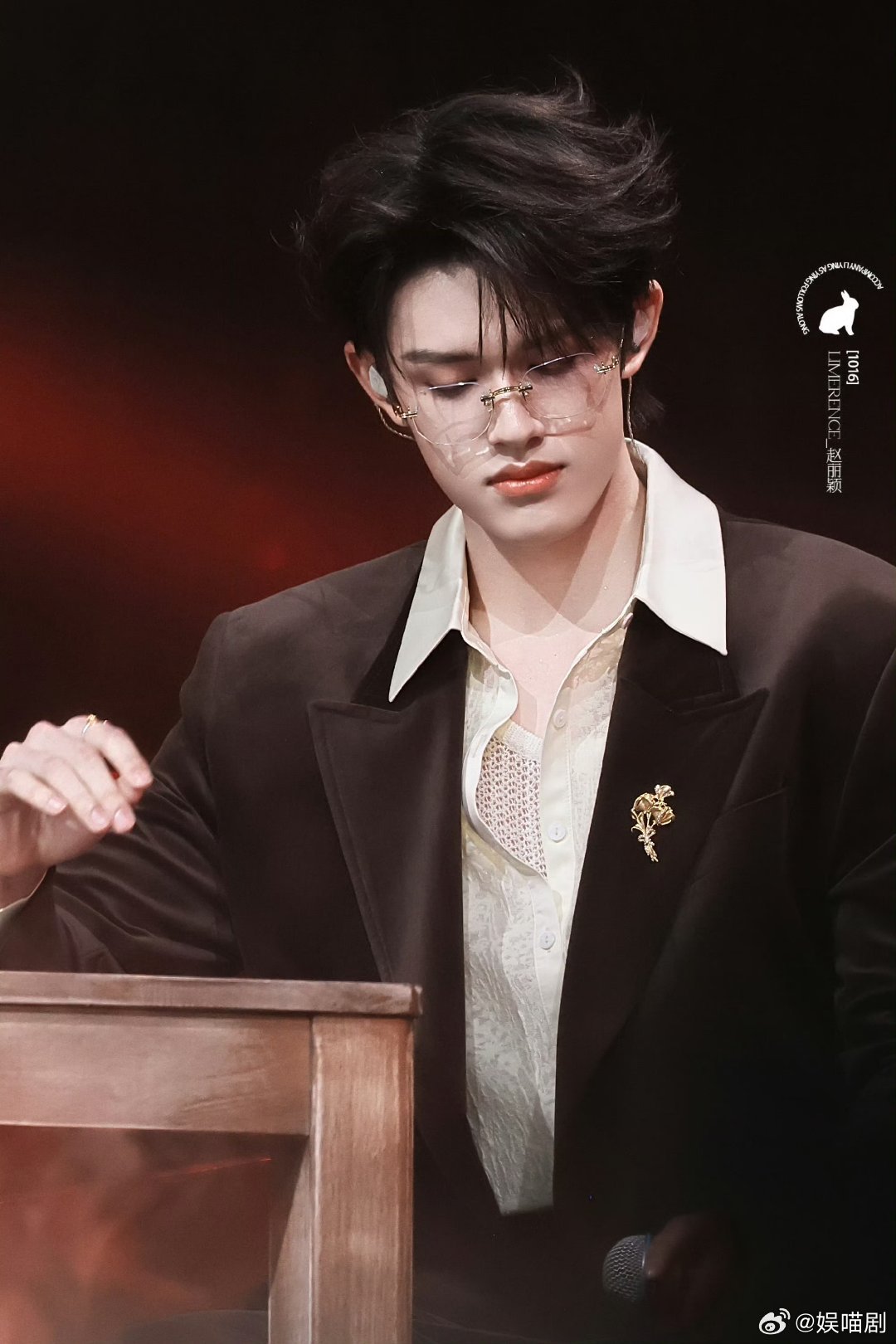 赵丽颖站姐发了张极愚人节站姐发别人家爱豆，这传统也太有意思了。从震惊到欣赏，最后