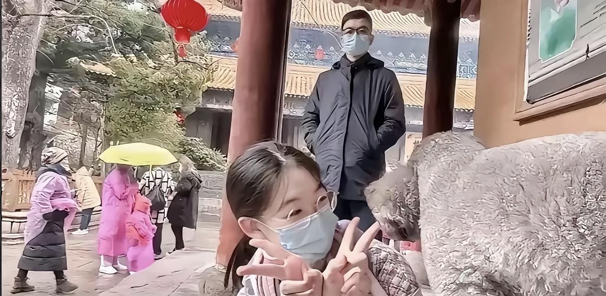 朱女士不明白为什么她老公，面对女儿的时候永远面无表情，眼神不带一点爱意，因为他已