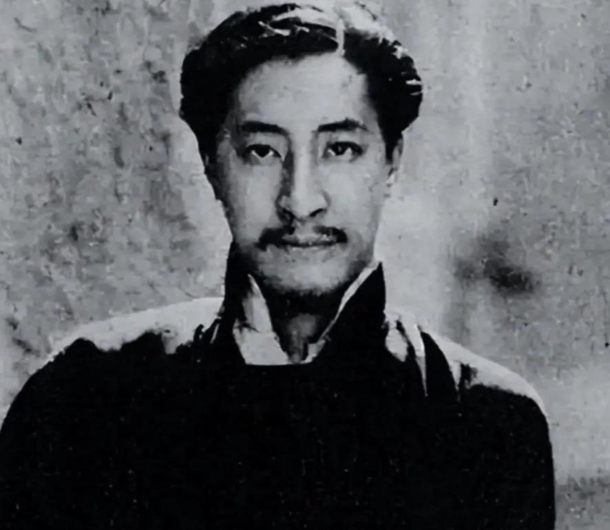 1962年，上海监狱一老人，嘴唇、面容乌紫发黑，满头白发、牙齿落尽，身形枯瘦脱相