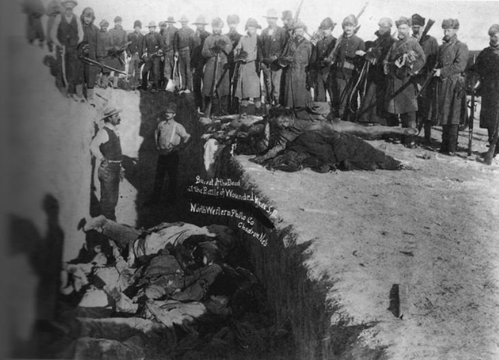 【被美国政府屠杀的印第安人】
1890年12月29日，美国南达科他州的伤膝河大屠