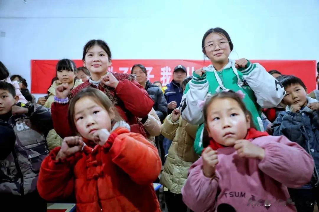 寒冬送暖，情满校园——商城县春雨志愿服务队爱心之行
        在2025年