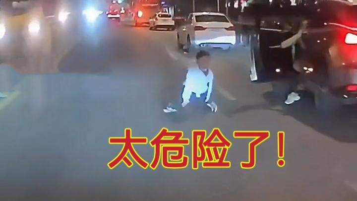 生死就在一瞬间：她亲手将孩子推向了疾驰的车轮，背后的真相令人不寒而栗！

前两天