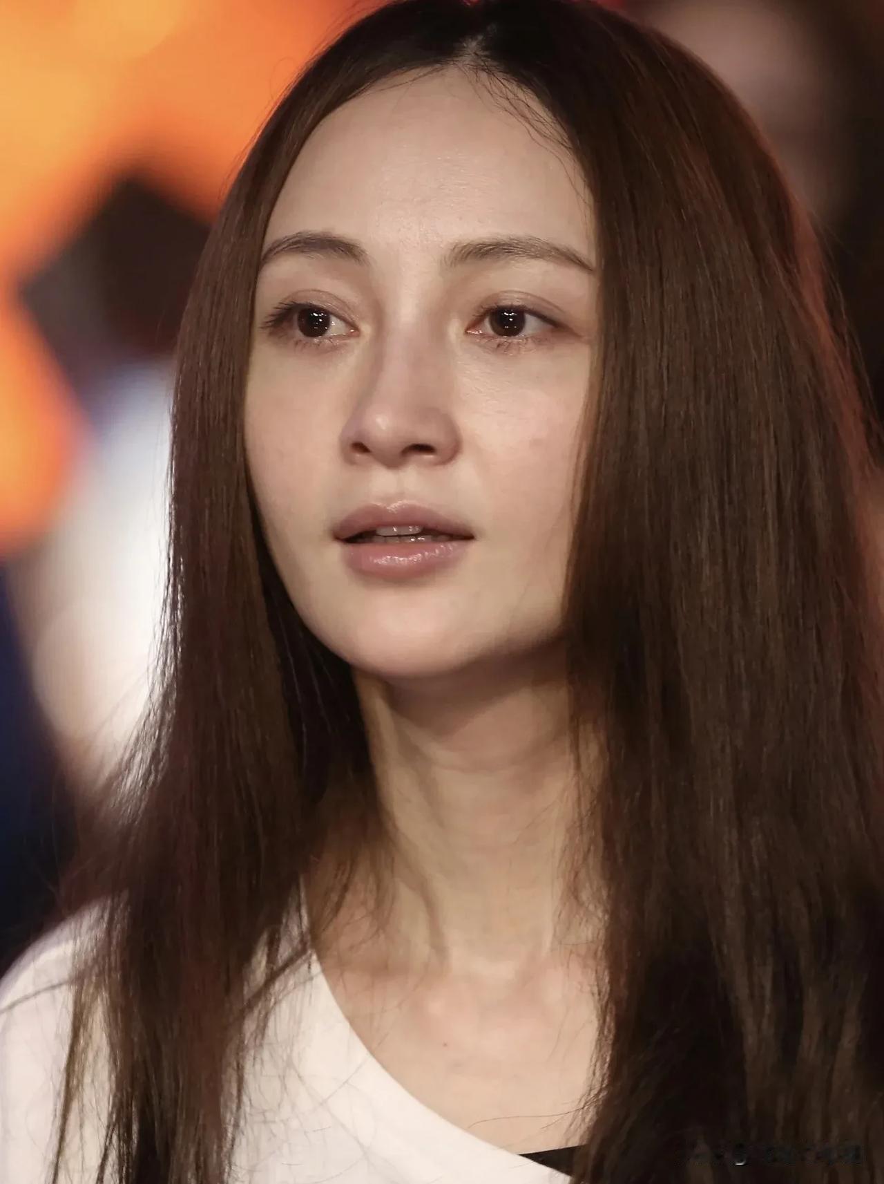 颜值方面，反正我是很吃姚笛的这种长相，因为我喜欢她这种宽额头，高山根，鼻子宽度适