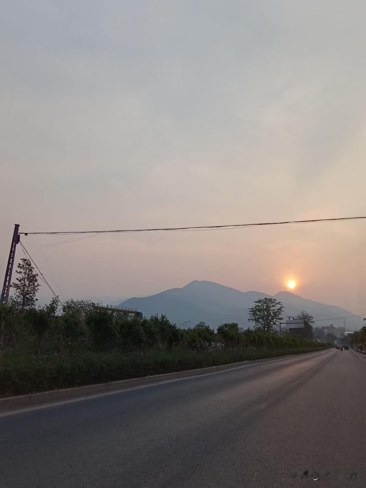 云雾缭绕的山川美景你见过吗?