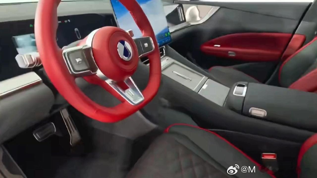 这方向盘有点红了吧，腾势这红色有点不搭，我感觉。大v聊车