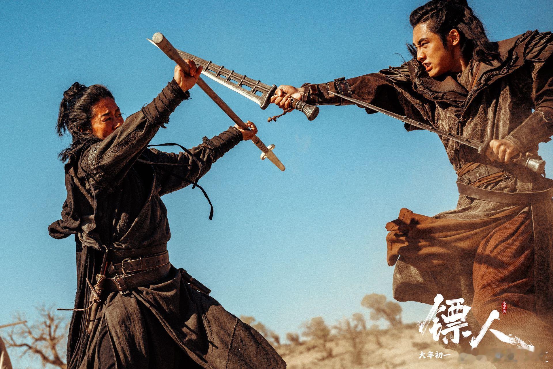 镖人 镖人这波大漠实拍直接封神！剧组扎根戈壁实打实取景，刀光剑影裹着风沙，每一帧
