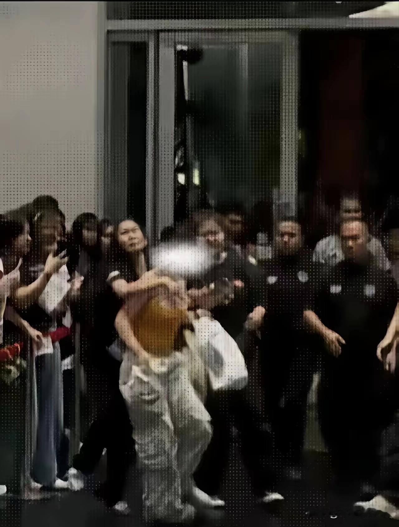 国内女粉丝在泰国被打的反思
泰国有什么先进文化值得去追？是男不男女不女的人妖？还