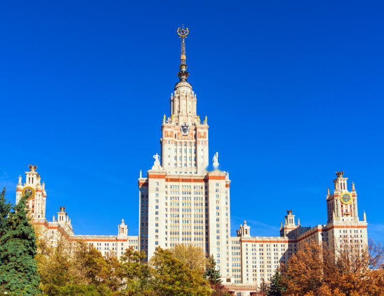 炸了！网友爆料：莫斯科国立大学历史系一名中国男留学生，公然在梯形教室课堂上身披军