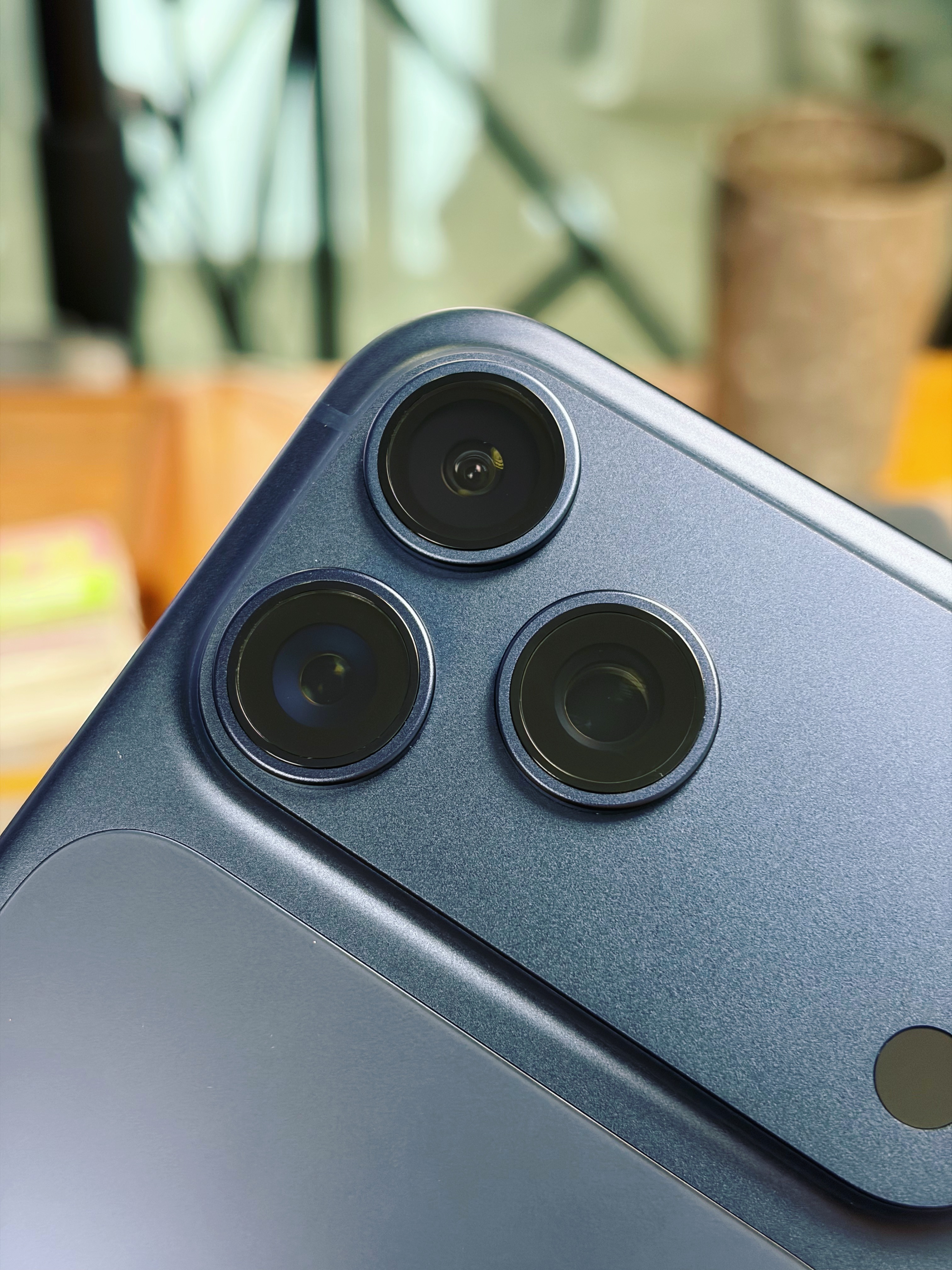 你能看得到摄像头里面的灰尘吗？其实这一点灰尘对于拍摄没有任何影响，平时拍照摄像头