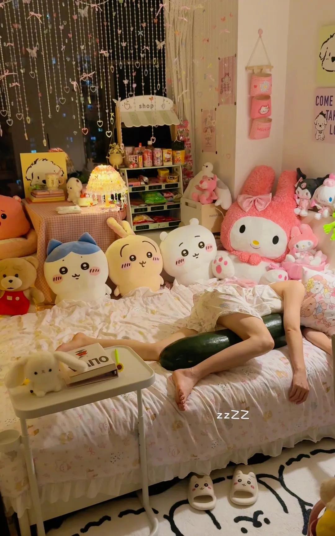 当老妈给你买了一个大冬瓜睡觉…… 
冬瓜雀食是消暑神...
妈妈说：“”她小时候