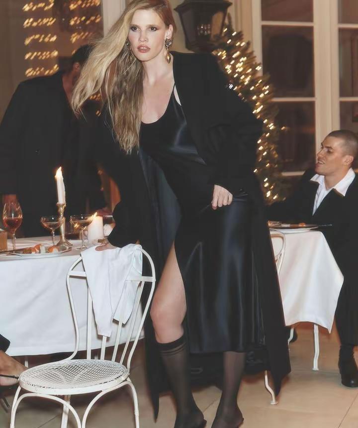 lara1999年荷兰精英模特大赛被发现。Lara为alo Atelier Co