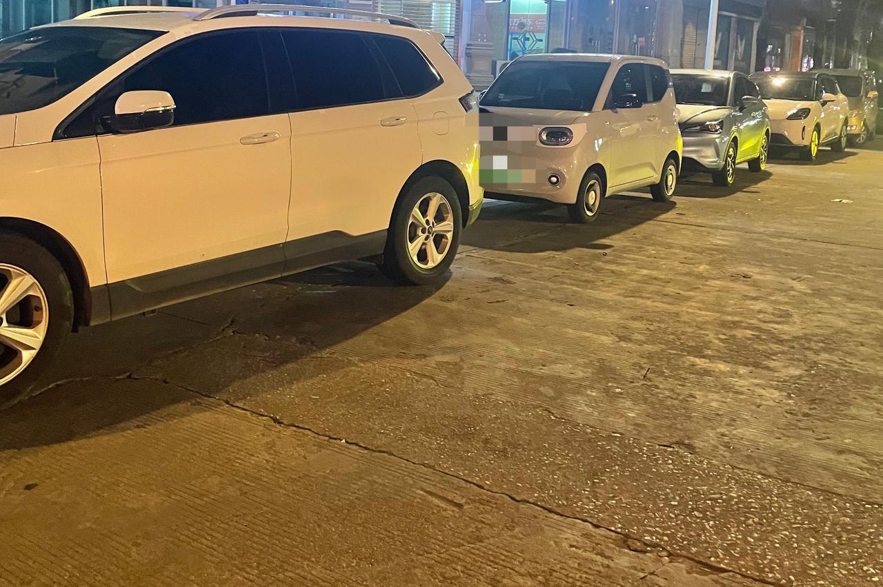 【玉林金港路与中港路路口汽车乱停影响交通】

8月28日，网友爆料称：玉林市城区