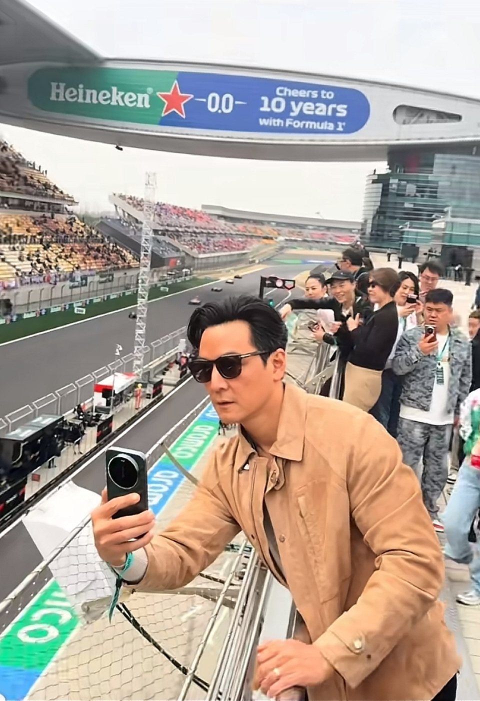吴彦祖现身上海国际赛车场看比赛，用的手机是小米17 Ultra徕卡版？ 