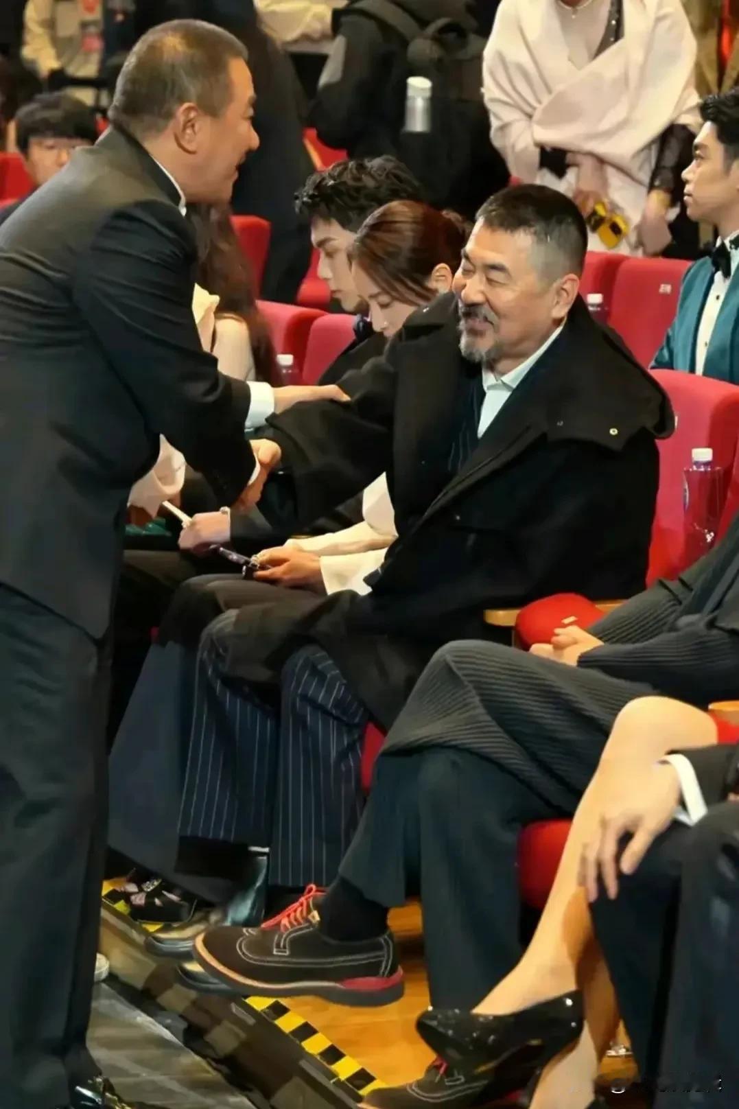 #陈建斌夫妇和丁勇岱握手被指没礼貌# 看似普通的握手打招呼，却体现了个人的修养，