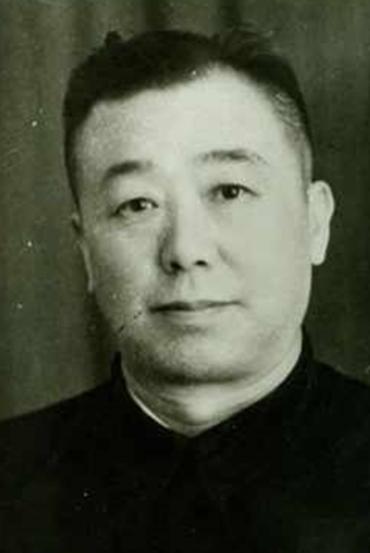 1934年，地下党员李维民和秦淑云假扮夫妻，住在一间俄式平房里，但不久，房东就发