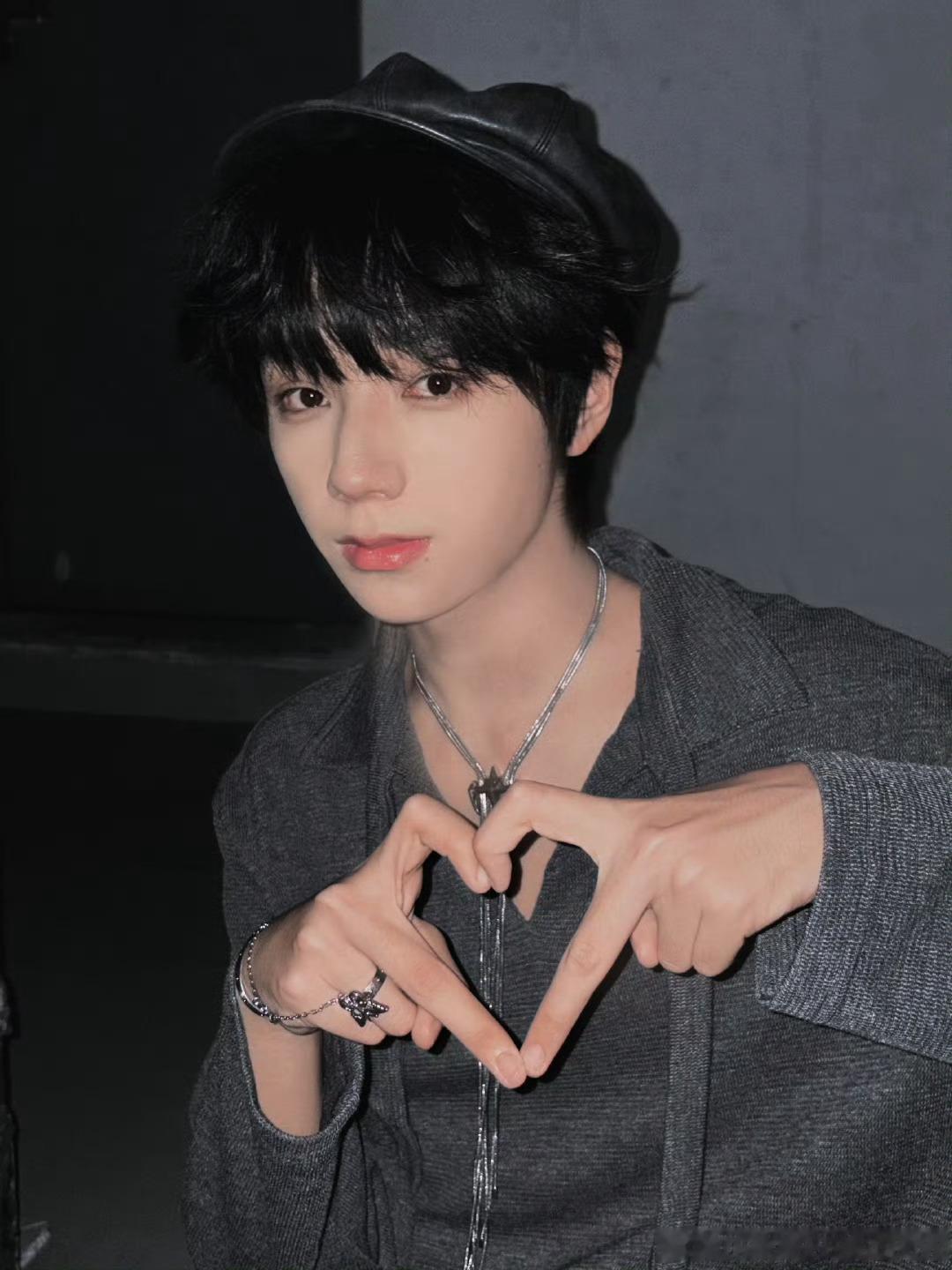 王橹杰的手lulu就是如此权威的一位帅男 00后新生代热点捕捉计划