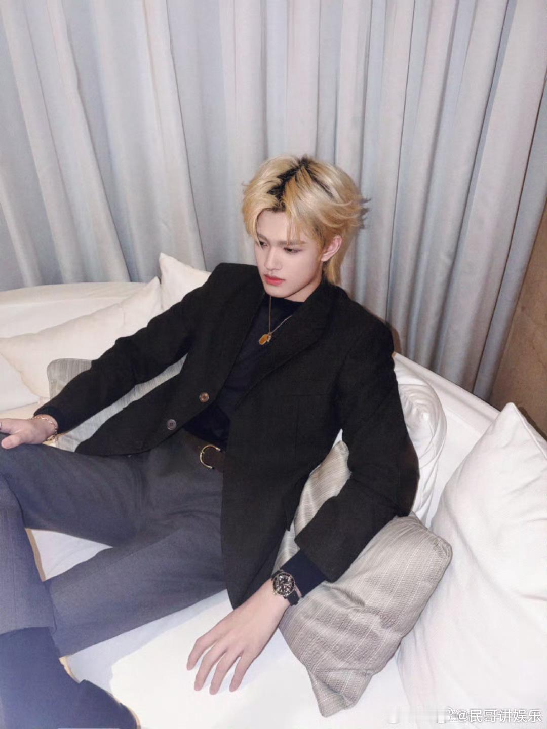 张极西装随拍完全是少年霸总 小说里的少年霸总照进现实了！张极金发黑西装随拍，怼脸