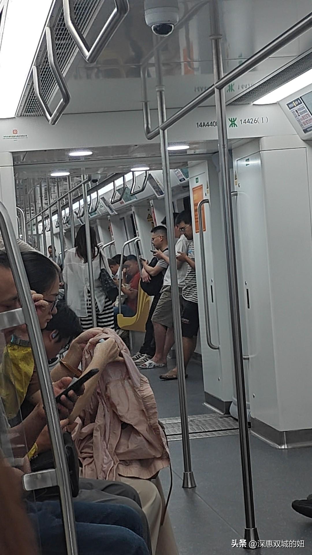 住大亚湾，坐地铁还有座位了。
今天是个群友搬来大亚湾，深惠双城通勤的第一天，他很