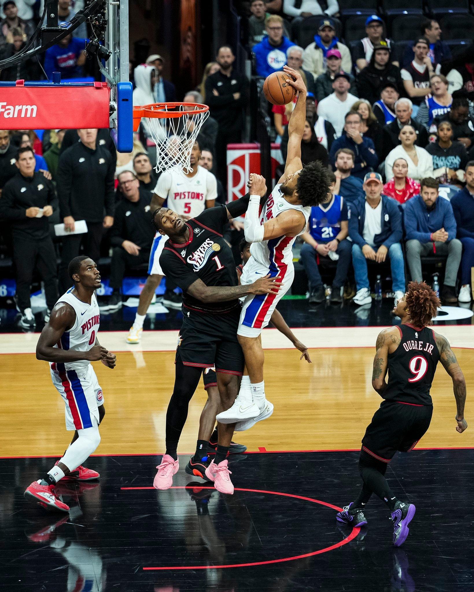 坎宁安和Nike续约6年，明年将拥有自己的签名鞋，现已钩子第六人。还记得CC的个