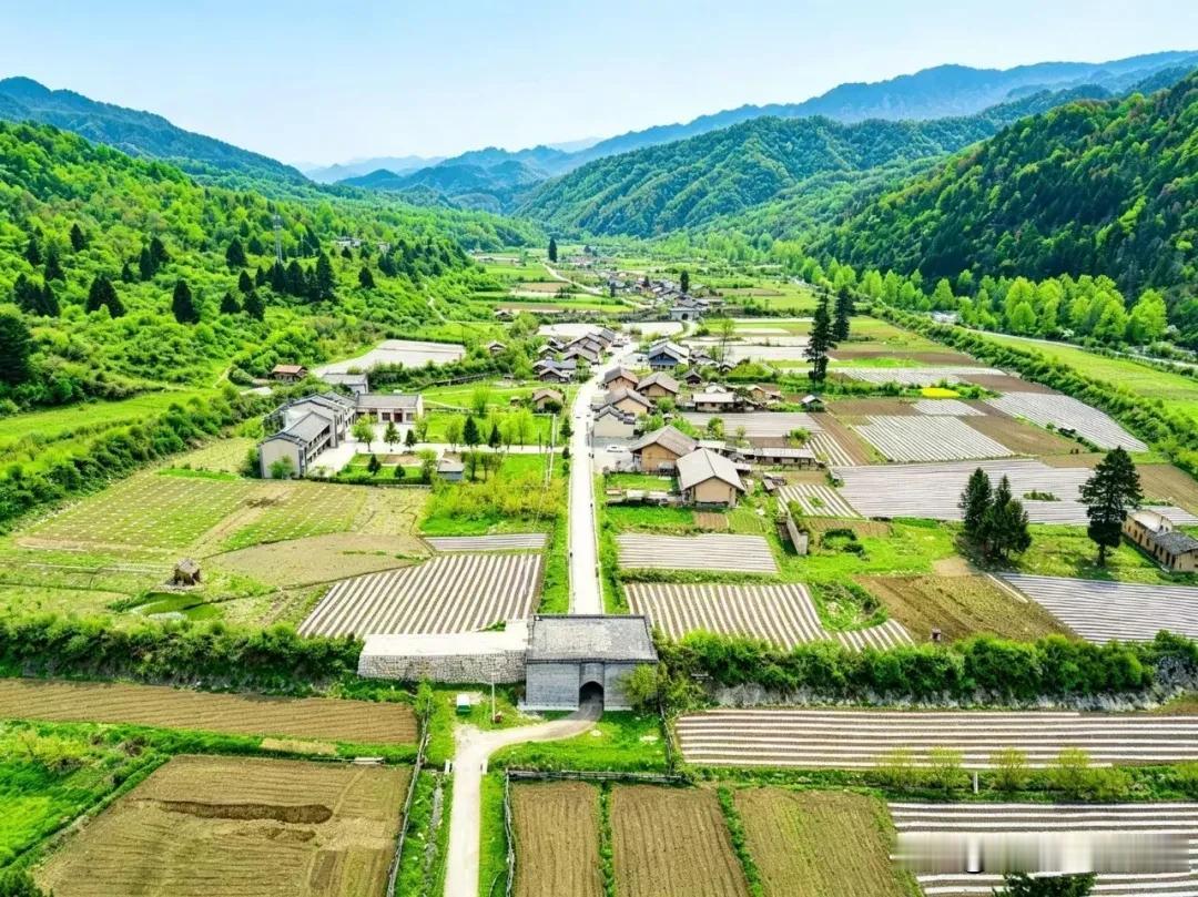夏日生活打卡季周至县西南部的厚畛子镇，其名有说法源于《山海经》“青姿之山，畛水出