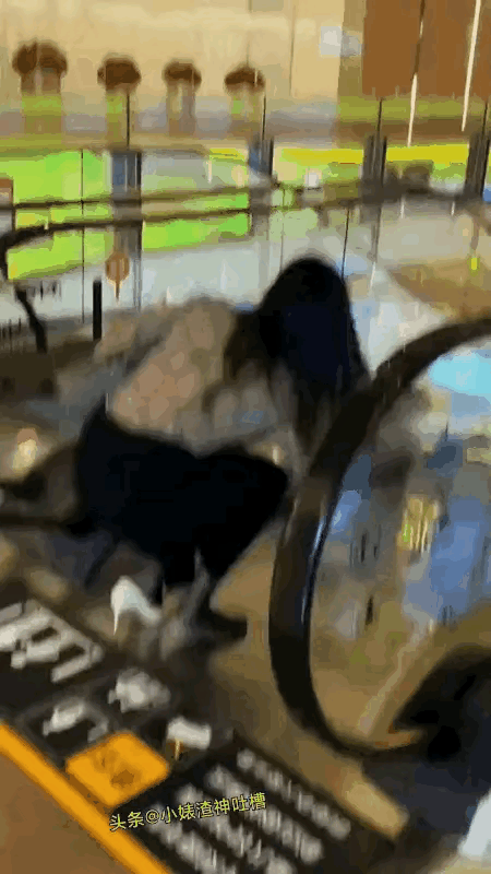 此时此刻居然没有勇士帮一下这位女士