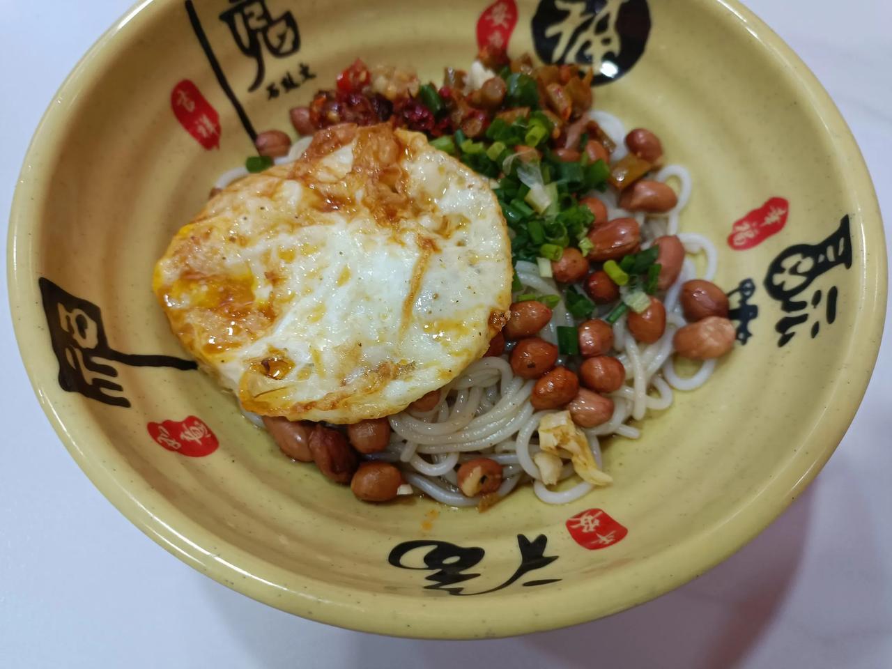 今天早上懒一回，在外面吃早餐算了，这是一家新开的早餐店， 卤粉、加蛋五块钱一份，