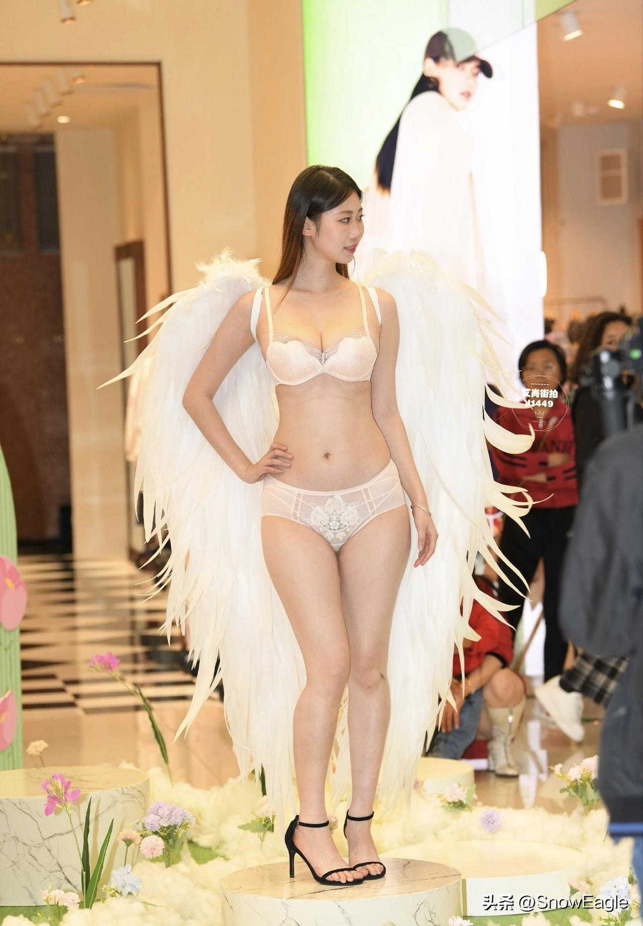 梦幻天使走秀，轻盈优雅，尽显时尚魅力！👼💃👗