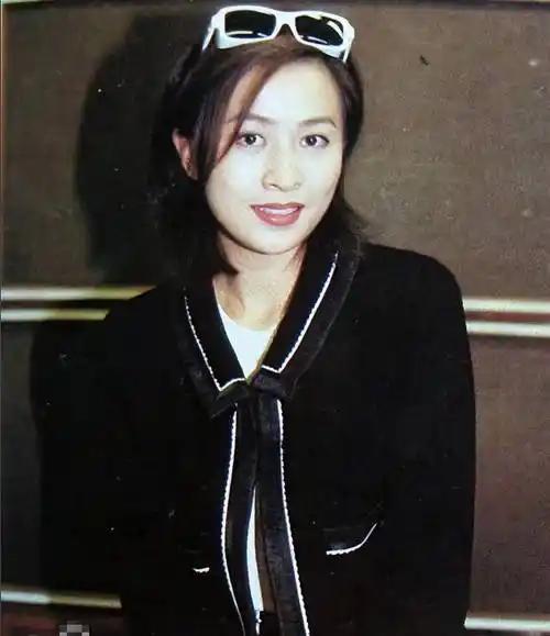 1965年12月8日，刘嘉玲出生在江苏苏州。
在她十几岁的时候就跟随父母迁居到了