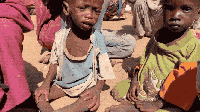 好可怜的非洲苏丹小孩：脑袋上都招苍蝇了！在苏丹，阿拉伯武装团伙绑架并抓捕黑人基督