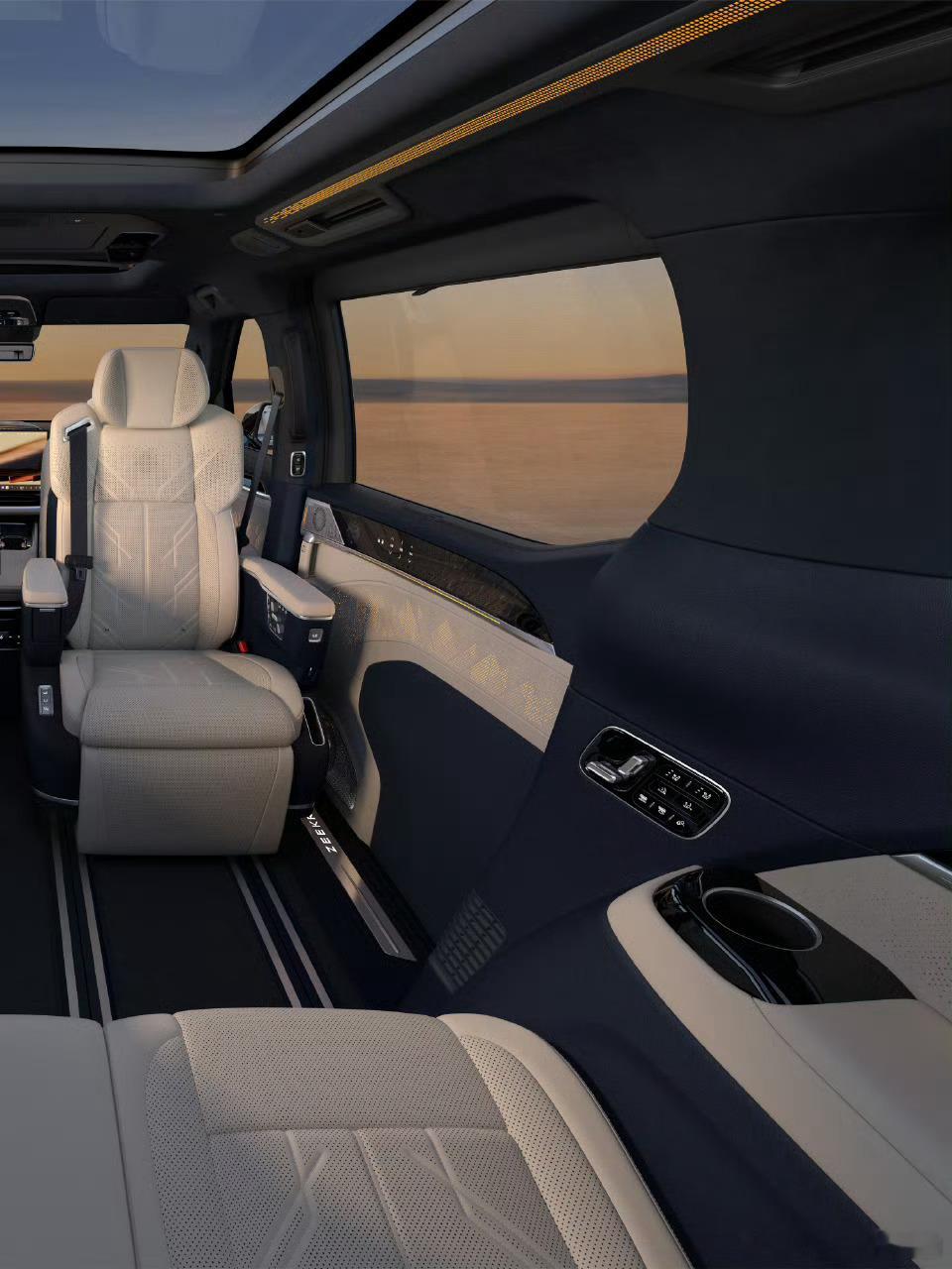 焕新极氪009来了毫无悬念了配了旋转座椅二排两把动态零重力二排右给了脚托，不知道