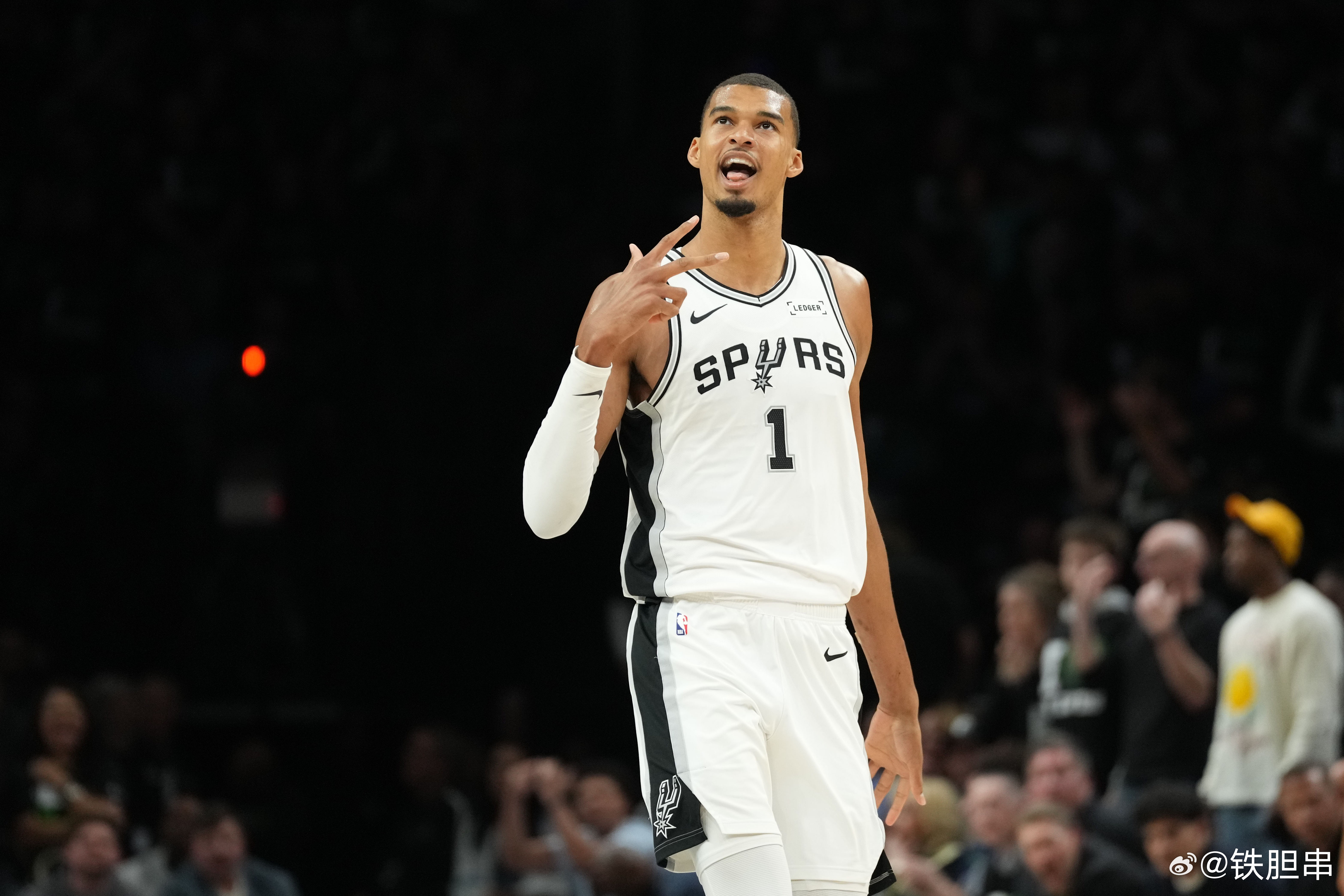NBA季后赛西部决赛G4，马刺103-82击败雷霆，将大比分扳成2-2平。本场比