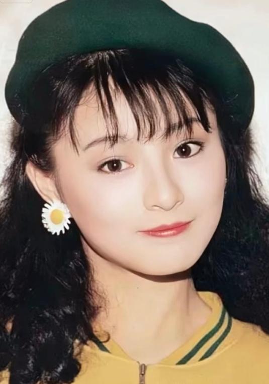 2007年，李赛凤趁丈夫出差，和体格壮硕的干儿子发生了亲密接触。正当两人关系暧昧