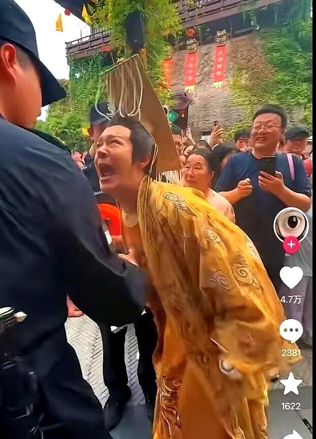 8月5日下午，宋城景区门口闹出一阵僵持。
郑国霖穿着一整套帝王戏服去上班，偏偏临