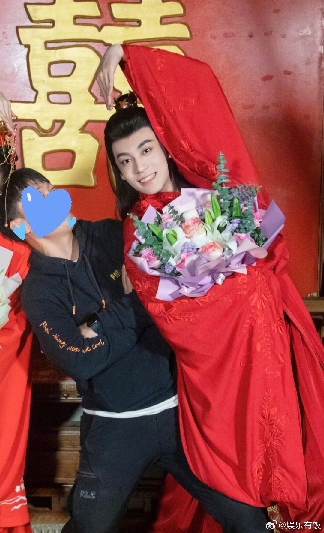 田栩宁红衣古装旧照 田栩宁曾经合作的导演分享了和的合照，说老田终于火了，该说不说