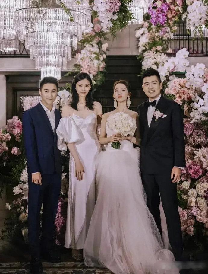 何猷君与奚梦瑶共同出席了耶鲁校友的婚礼，不得不说这位新娘着实令人惊艳，其气质竟让