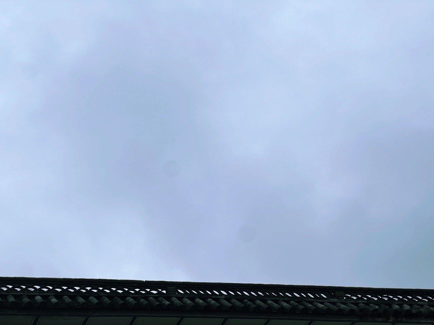 此时此刻 20260708。周三。五月廿四。小暑第二天雨在路上一阵雨一阵热蒸煮模