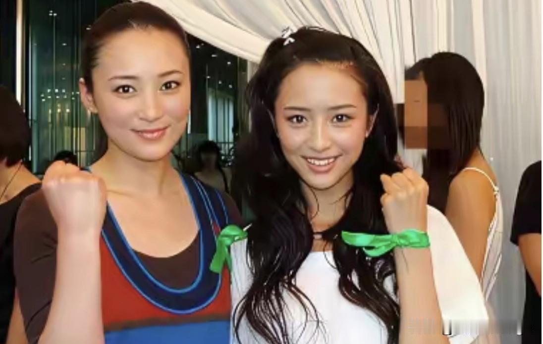 这张经典同框，是2008年5月份拍的。那时候汶川地震，好多艺人参加绿丝带公益活动