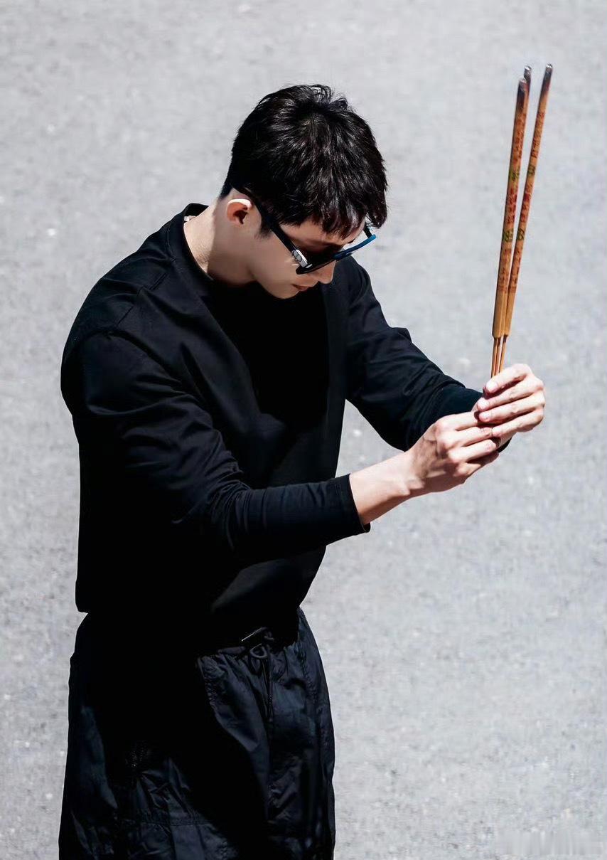 #黄景瑜烟花少年开机照#黄景瑜烟花少年开机照🈶，一身黑帅气值💯分，期待新角色