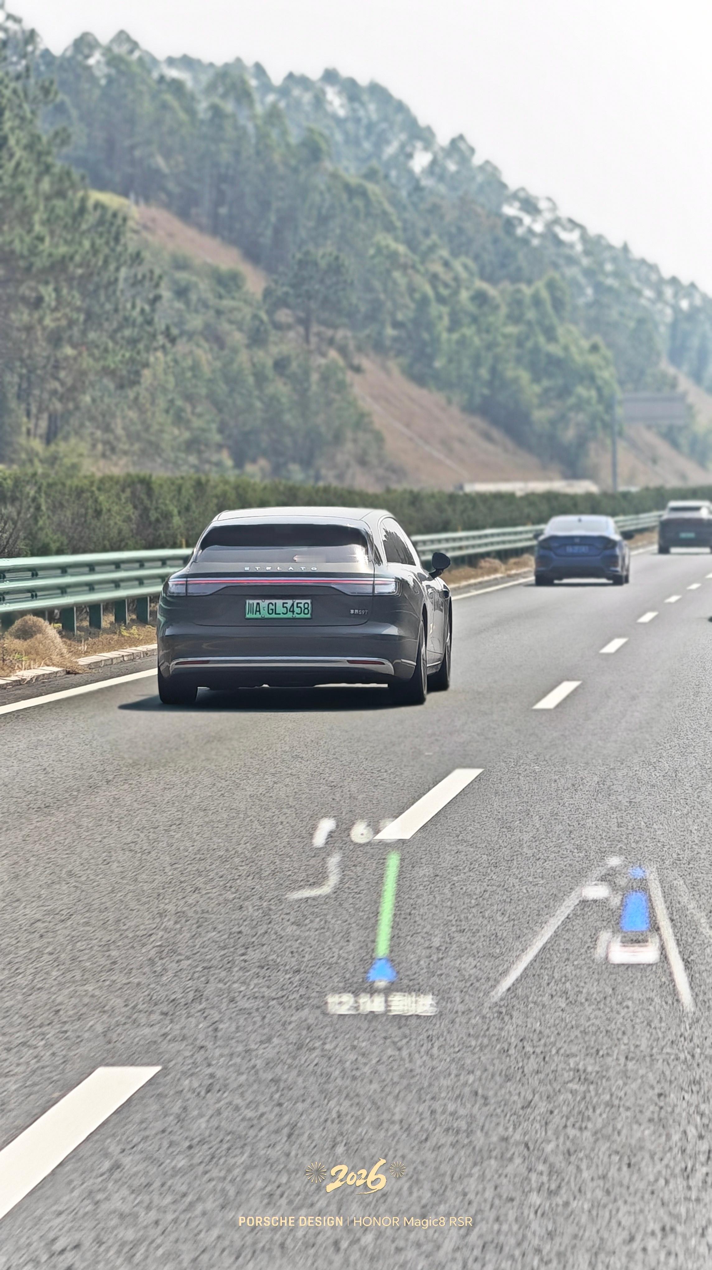 俺们这儿，享界S9T还挺多，一下子见到两台，川牌和京牌，是嫁到我们大广西了么 南