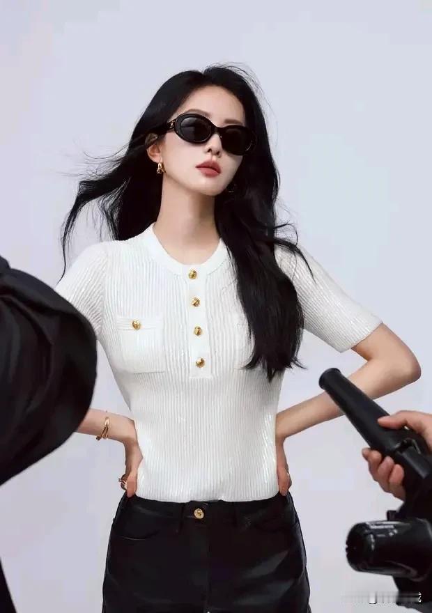 酷炫黑发女郎，时尚穿搭指南🕶️👗👠


12月寒冬，惊喜连连！12日那天，
