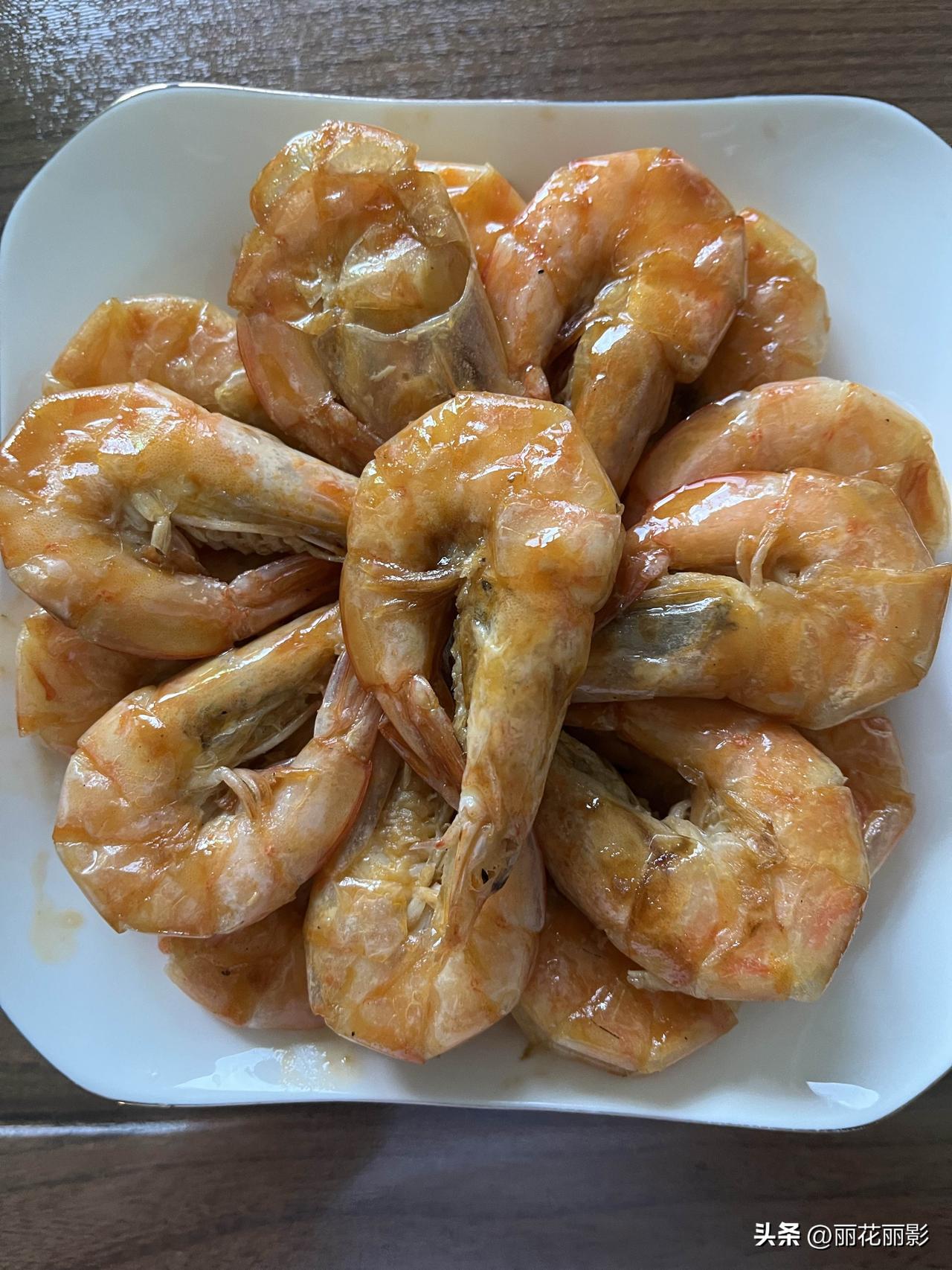好友们晚上好！夏安吉祥，晚餐香香！今天的晚餐：
油焖大虾
素炒菜苔
蒸鸡蛋羹
窝