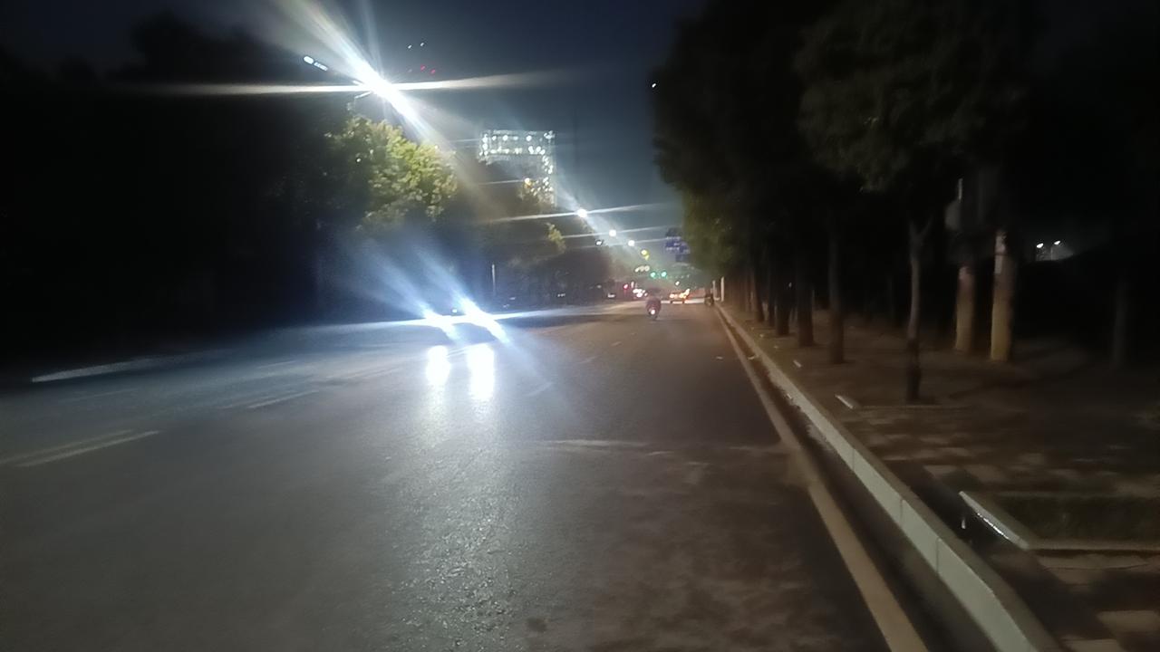 当“全职妈妈”的身影在家庭中较为常见时，“全职爸爸”的出现仍会引发一些议论。然而