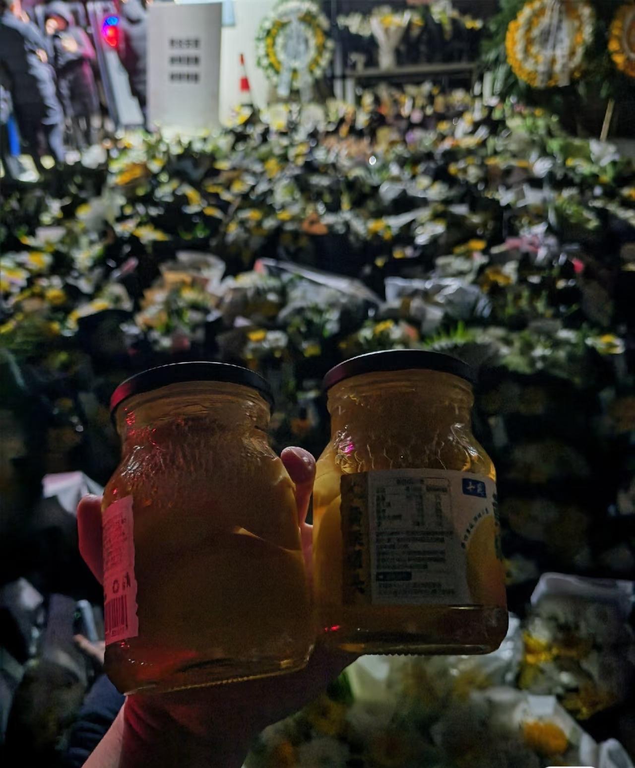 3.28，苏州殡仪馆，自发送别张雪峰的人绵延数公里，有人带黄桃罐头凌晨赶赴追悼会